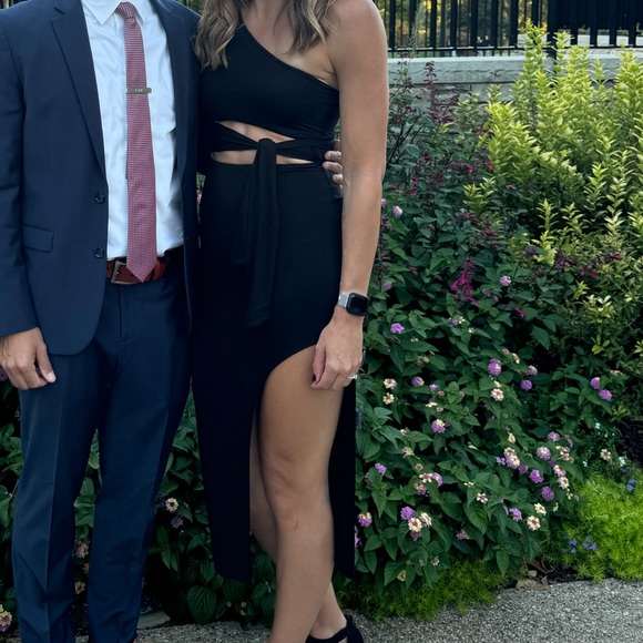 Lulus Dresses & Skirts - Lulu's Black One-Shoulder Midi Dress